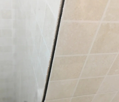 平安瓷砖空鼓维修公司分享阳台瓷砖脱落的修复过程可以分为以下几个步骤