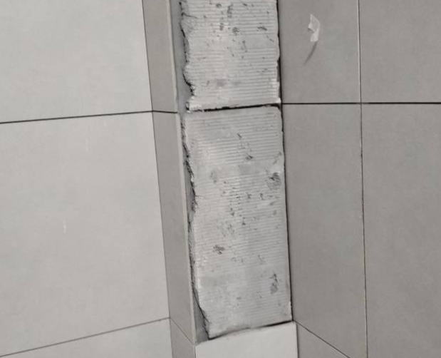平安瓷砖空鼓维修公司分享下瓷砖施工前基层浇水润湿程度不足，可能导致以下问题