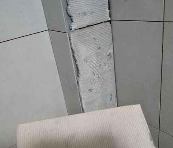 平安瓷砖空鼓维修公司分享下厨房瓷砖脱落的补救措施。